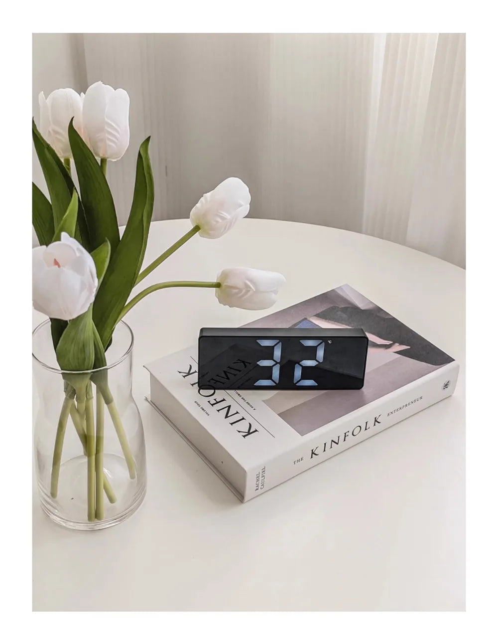 Reloj despertador moderno minimalista con control por voz, multifuncional y portátil con pantalla LED y superficie de espejo en blanco y negro.