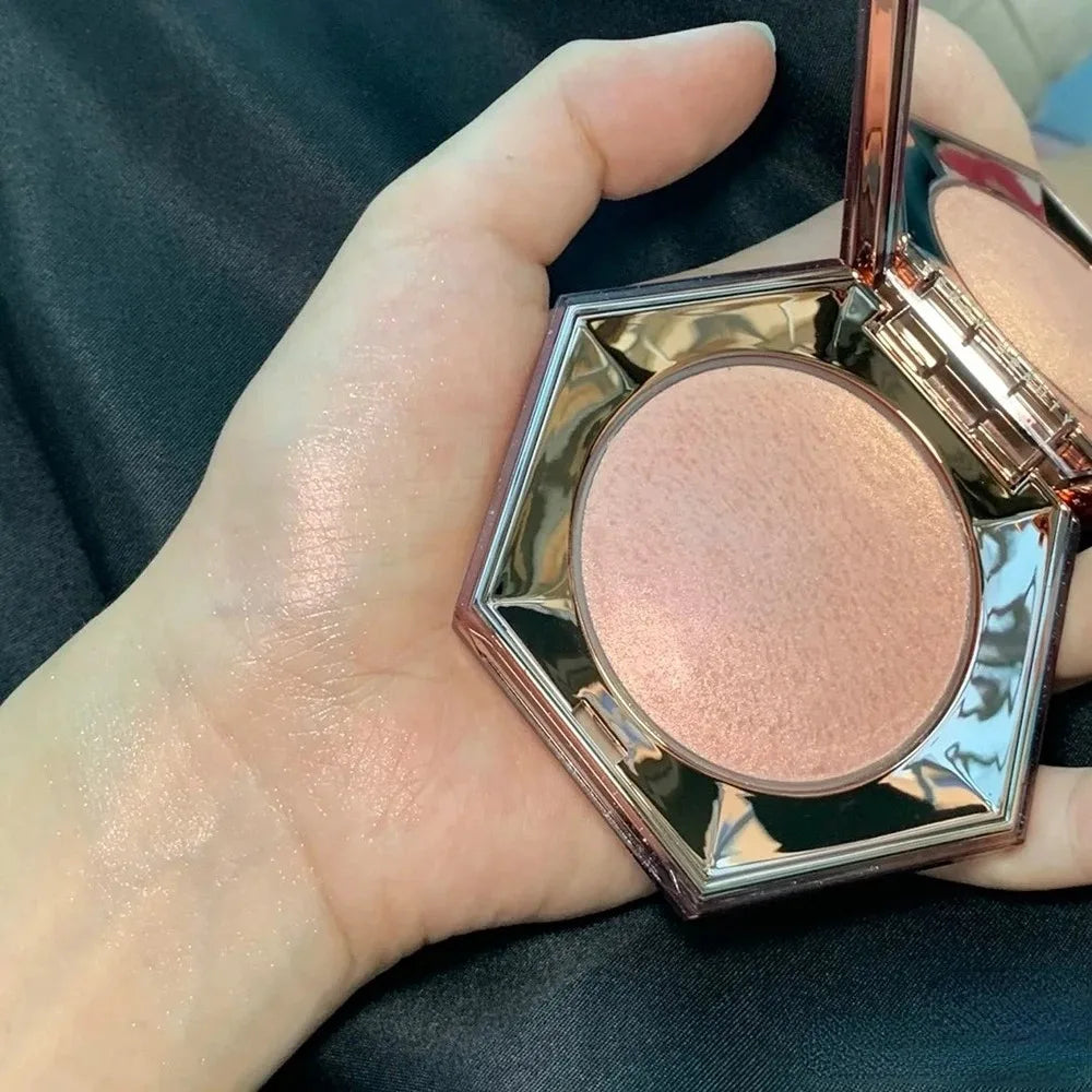 Maquillaje con barra de contorno multicolor de Fenty Beauty, corrector facial mate 3D Diamond Highlight, brillo labial a base de agua que no se desvanece.
