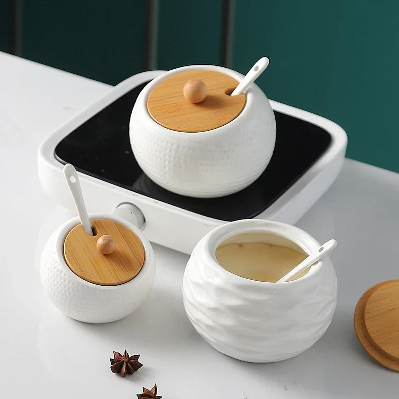 Utensilios de cocina: salero, azucarero con cuchara, tarro de cerámica blanca para condimentos, aceitera, caja para condimentos, herramienta de almacenamiento de cocina.
