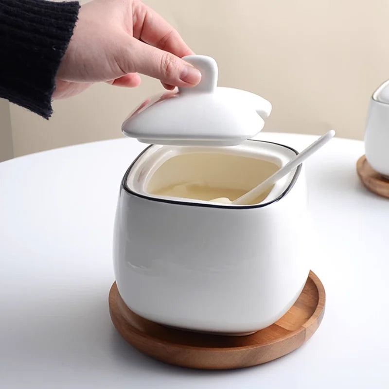 Utensilios de cocina: salero, azucarero con cuchara, tarro de cerámica blanca para condimentos, aceitera, caja para condimentos, herramienta de almacenamiento de cocina.