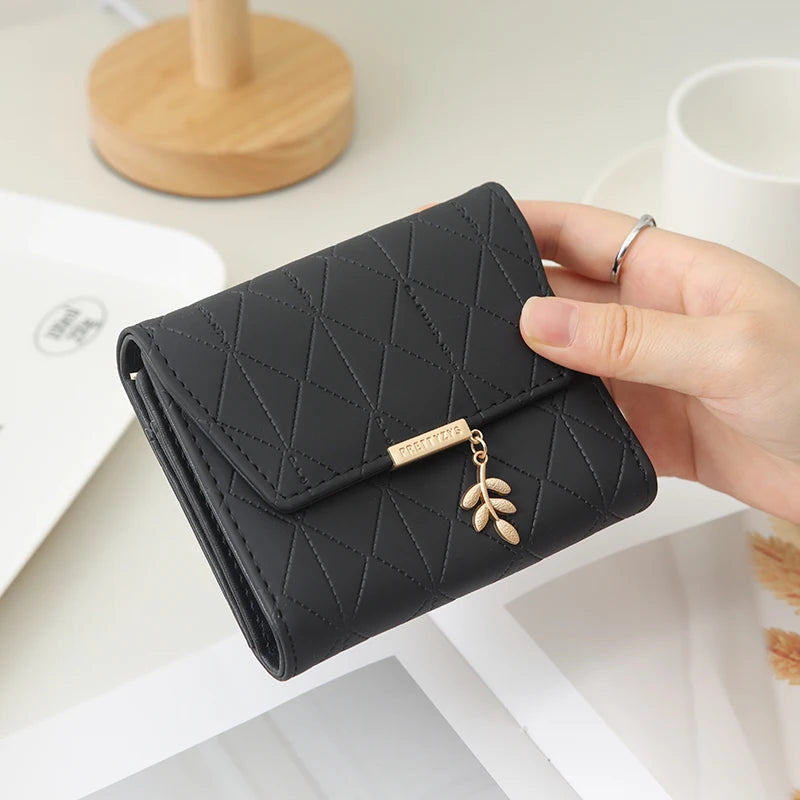 Cartera corta para mujer, nueva, de otoño e invierno, fabricada en Japón y Corea del Sur, pequeña, fresca, de PU, plegable, con colgante de hoja y tres pliegues.