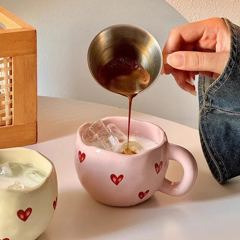 Taza de café de cerámica con diseño de corazón pintado a mano y asa para té con leche. Regalo romántico para parejas en San Valentín y aniversario.