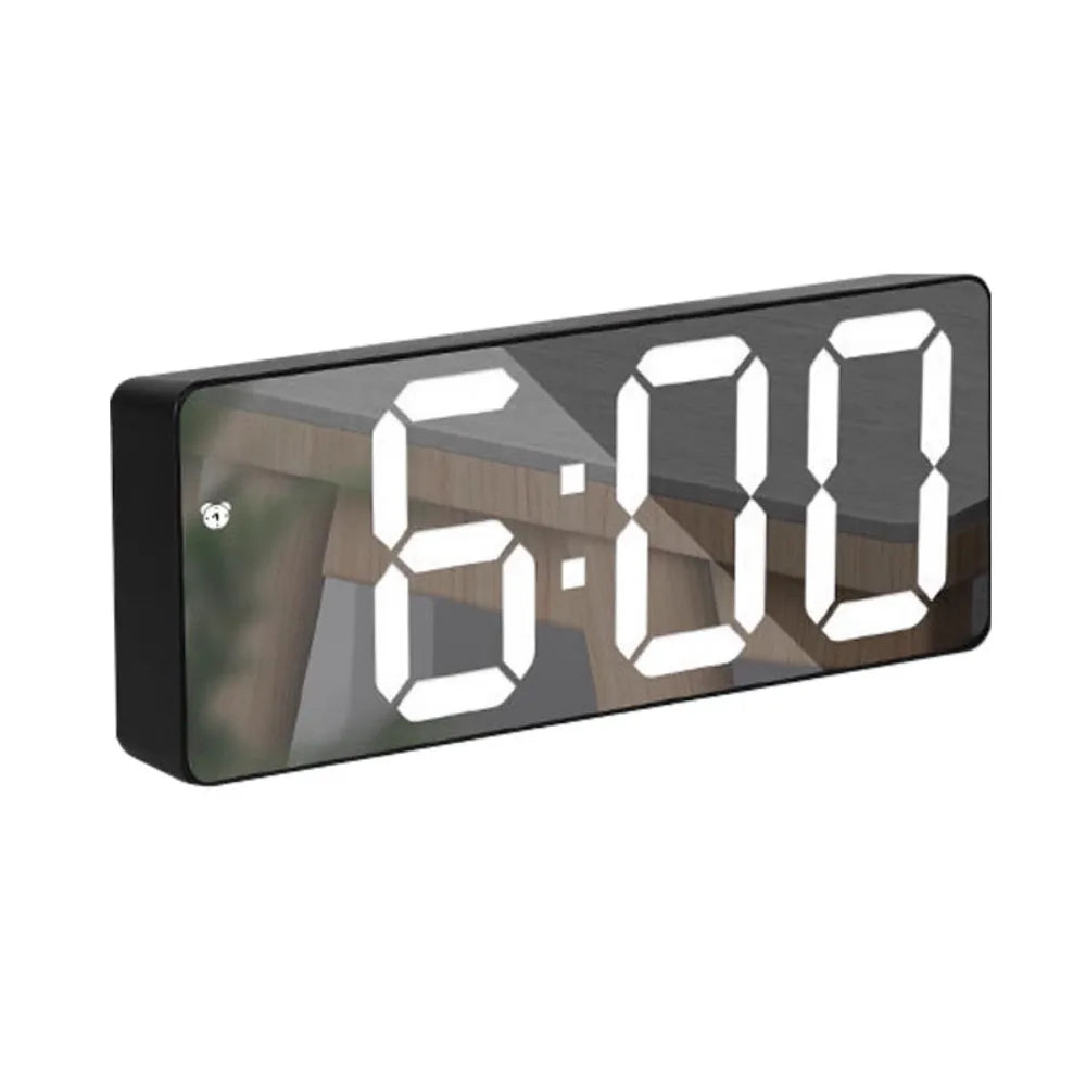Reloj despertador moderno minimalista con control por voz, multifuncional y portátil con pantalla LED y superficie de espejo en blanco y negro.