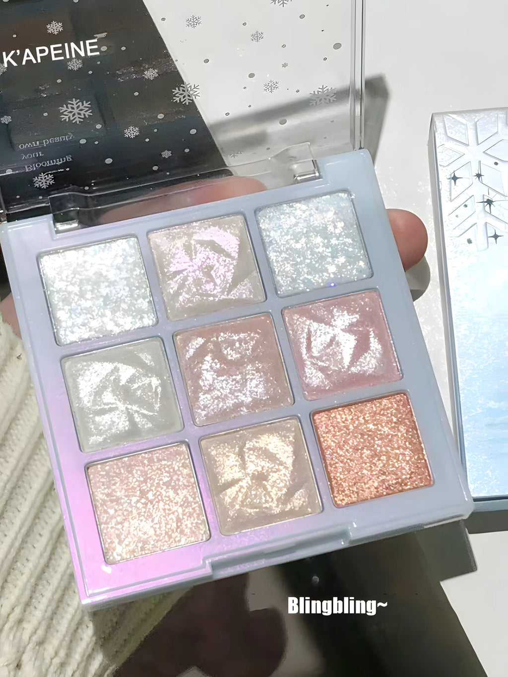 Paleta de sombras de ojos Christmas Snowflake de 9 colores: polvo fino y fácil de aplicar con tonos brillantes, camaleónicos y nacarados en color coral.