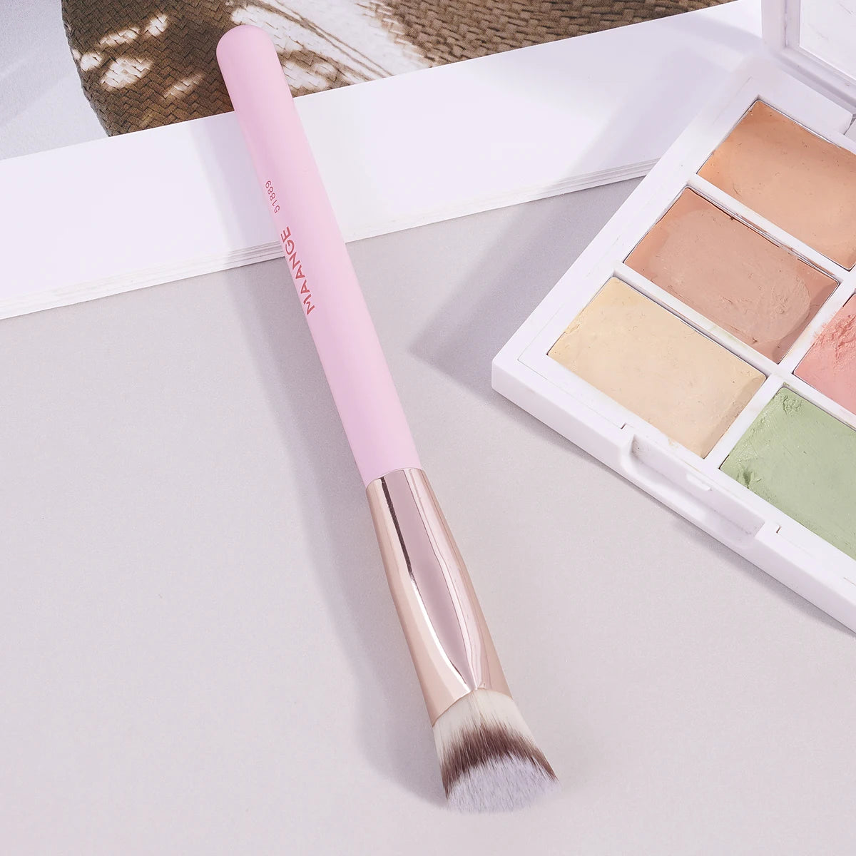 Brocha de maquillaje MAANGE para corrector de ojeras, brocha triangular para base de maquillaje líquida y en crema, herramienta para difuminar y corregir imperfecciones.