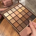 Paleta de sombras de ojos de 25 colores: tonos tierra neutros grises y marrones, estilo café y chocolate, crea una apariencia de maquillaje multifuncional que naturalmente te hará destacar.