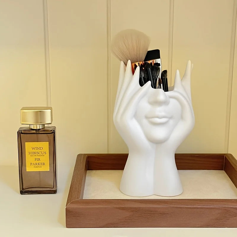 Este organizador de maquillaje es ligero, portátil y perfecto para usar en el escritorio y el baño, y permite guardar brochas y cosméticos.