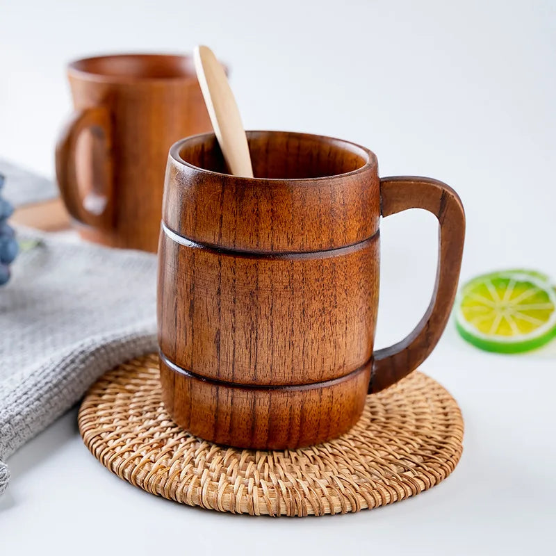 Tazas de madera grandes hechas a mano con madera de abeto natural. Tazas para cerveza, té, café, leche y agua. Artículos de cocina y bar.