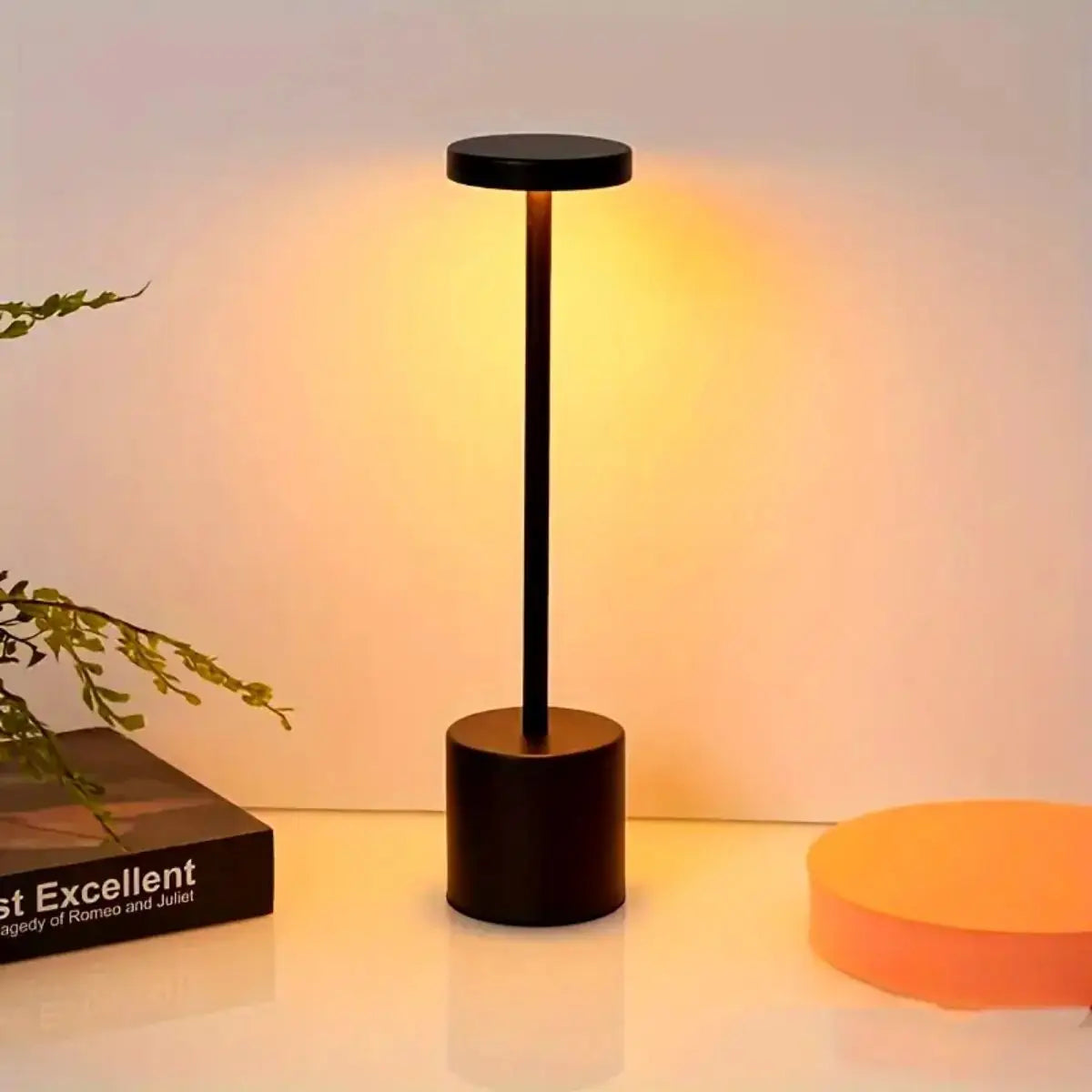 Lámpara de mesa moderna ajustable, luz ambiental portátil de metal, adecuada para decorar mesas de dormitorio en diversas salas de estar.