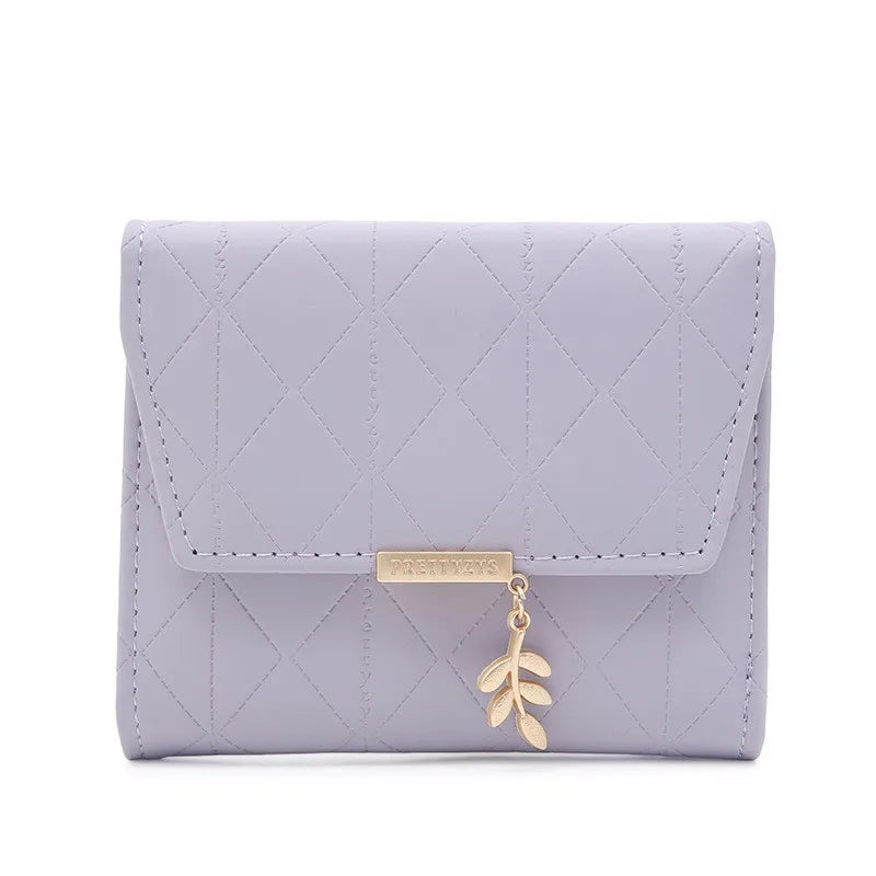 Cartera corta para mujer, nueva, de otoño e invierno, fabricada en Japón y Corea del Sur, pequeña, fresca, de PU, plegable, con colgante de hoja y tres pliegues.