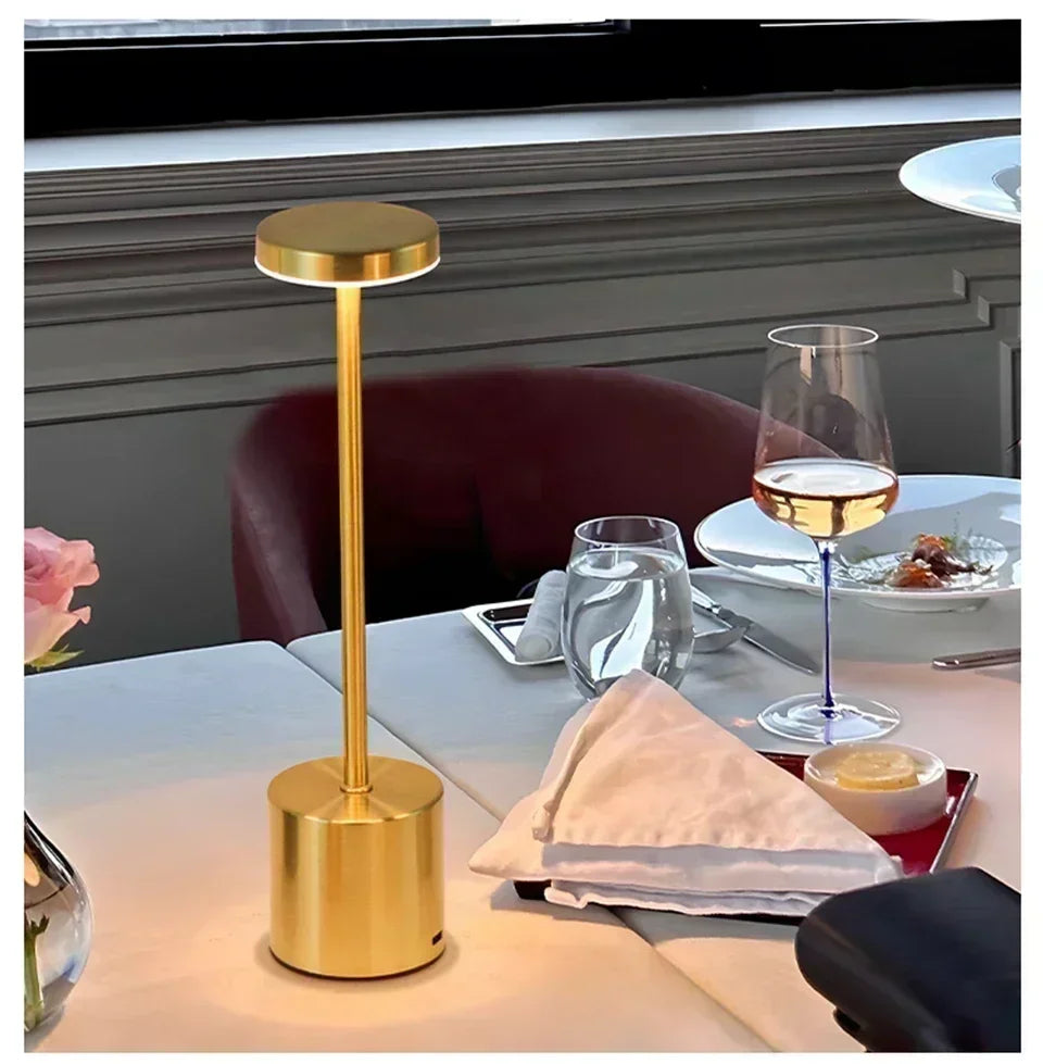 Lámpara de mesa moderna ajustable, luz ambiental portátil de metal, adecuada para decorar mesas de dormitorio en diversas salas de estar.