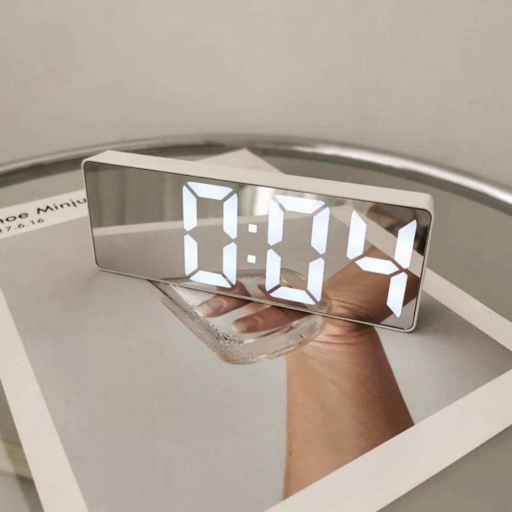 Reloj despertador moderno minimalista con control por voz, multifuncional y portátil con pantalla LED y superficie de espejo en blanco y negro.