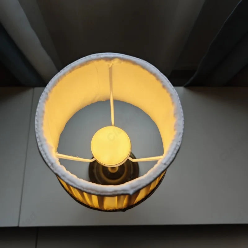 Lámpara de escritorio LED creativa con carga táctil y atenuación, lámpara de mesa de noche para dormitorio, iluminación ambiental pequeña de alta gama