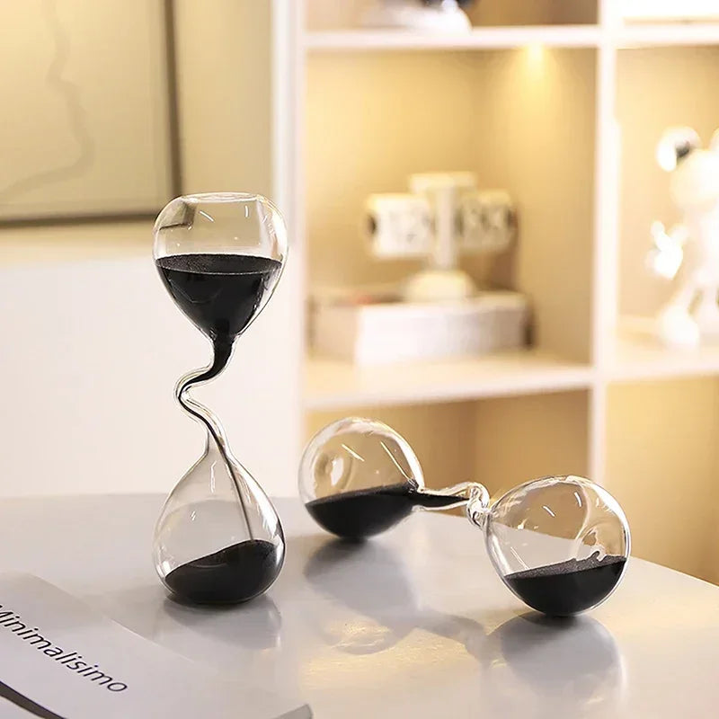 Decoración minimalista para mesa de comedor con diseño curvo de estilo moderno en color negro y artesanía en forma de reloj de arena.