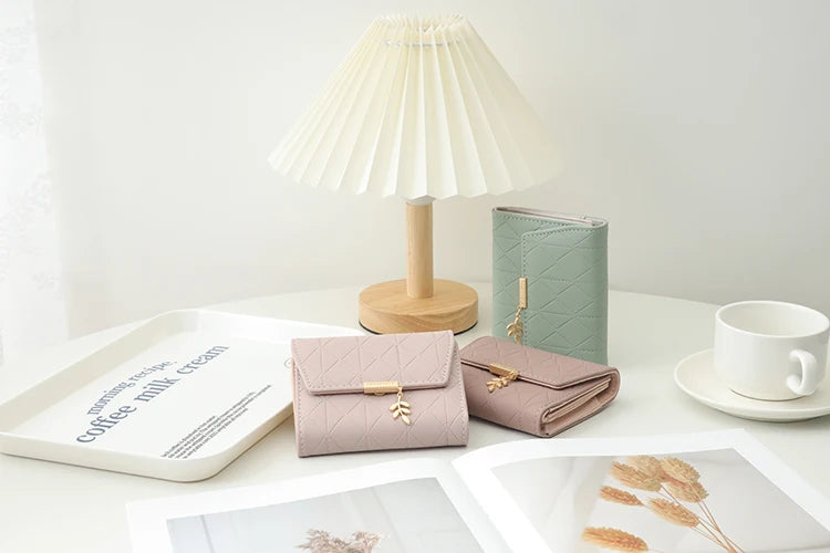 Cartera corta para mujer, nueva, de otoño e invierno, fabricada en Japón y Corea del Sur, pequeña, fresca, de PU, plegable, con colgante de hoja y tres pliegues.