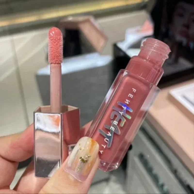 Maquillaje con barra de contorno multicolor de Fenty Beauty, corrector facial mate 3D Diamond Highlight, brillo labial a base de agua que no se desvanece.
