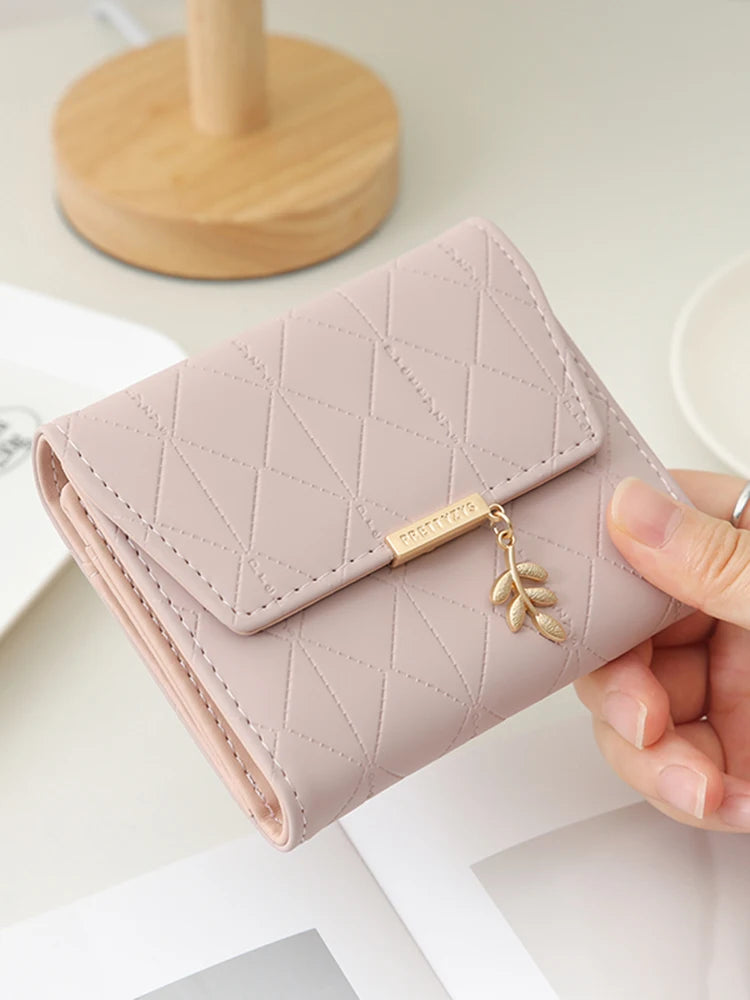 Cartera corta para mujer, nueva, de otoño e invierno, fabricada en Japón y Corea del Sur, pequeña, fresca, de PU, plegable, con colgante de hoja y tres pliegues.