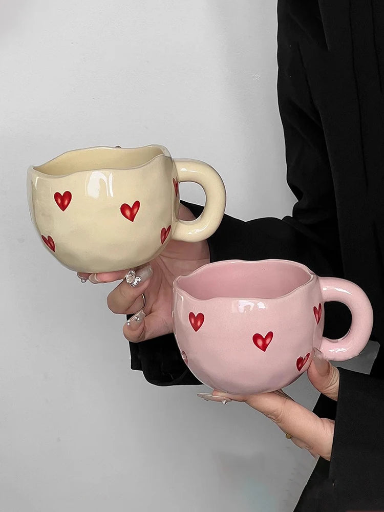 1 taza de cerámica pintada a mano con diseño de corazón, ideal para agua, leche o como regalo de San Valentín.