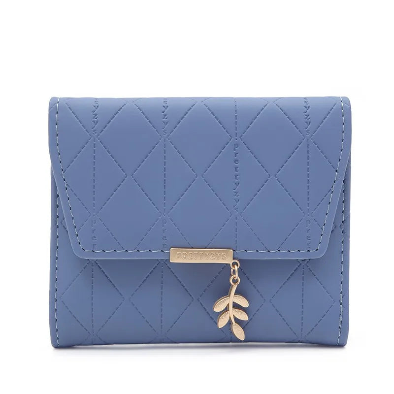 Cartera corta para mujer, nueva, de otoño e invierno, fabricada en Japón y Corea del Sur, pequeña, fresca, de PU, plegable, con colgante de hoja y tres pliegues.