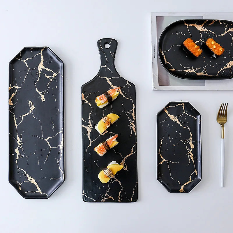 Vajilla de cerámica blanca, negra y dorada, ideal para pizza, postres, filetes y como bandeja decorativa.