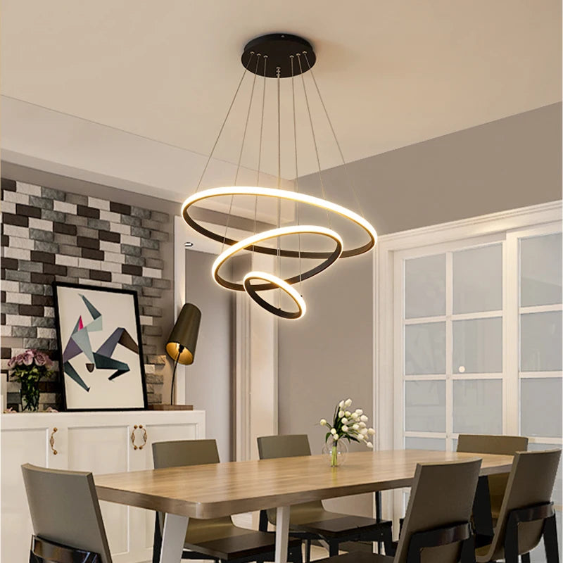Lámpara colgante moderna con anillos LED circulares, araña de techo negra, ideal para lofts, salas de estar, comedores y cocinas. Iluminación interior.