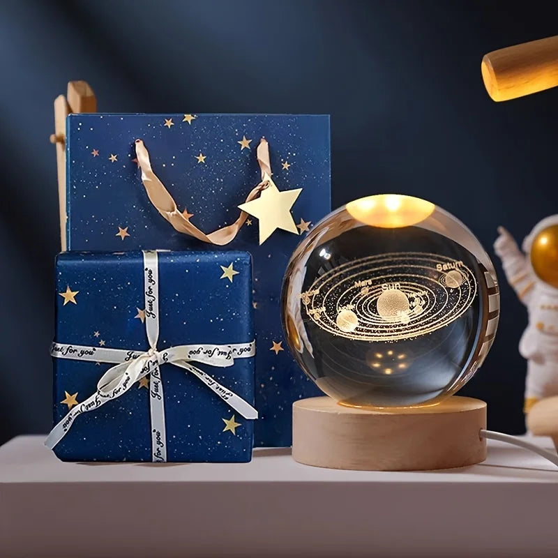 1 Pc Bola de Cristal de 6 cm Lámpara Nocturna Planeta Grabado con Láser Regalo de Cumpleaños Esfera de Vidrio Decoración de Escritorio para el Hogar con Base de Madera y USB