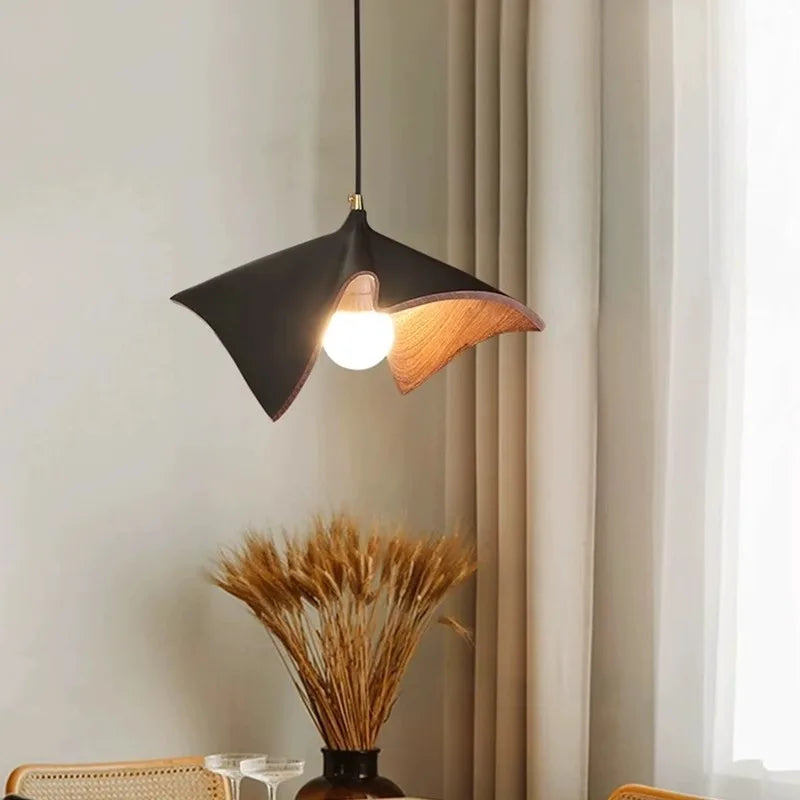 Lámpara de techo LED con pantalla de resina negra y blanca de diseño minimalista, ideal para decorar mesas de comedor, bares y dormitorios.