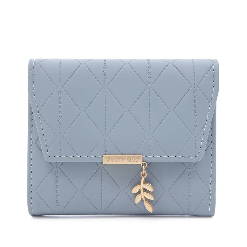 Cartera corta para mujer, nueva, de otoño e invierno, fabricada en Japón y Corea del Sur, pequeña, fresca, de PU, plegable, con colgante de hoja y tres pliegues.