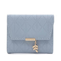 Cartera corta para mujer, nueva, de otoño e invierno, fabricada en Japón y Corea del Sur, pequeña, fresca, de PU, plegable, con colgante de hoja y tres pliegues.