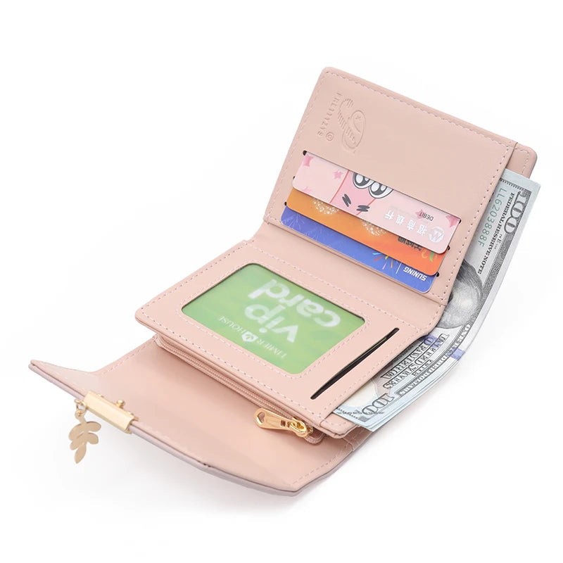 Cartera corta para mujer, nueva, de otoño e invierno, fabricada en Japón y Corea del Sur, pequeña, fresca, de PU, plegable, con colgante de hoja y tres pliegues.