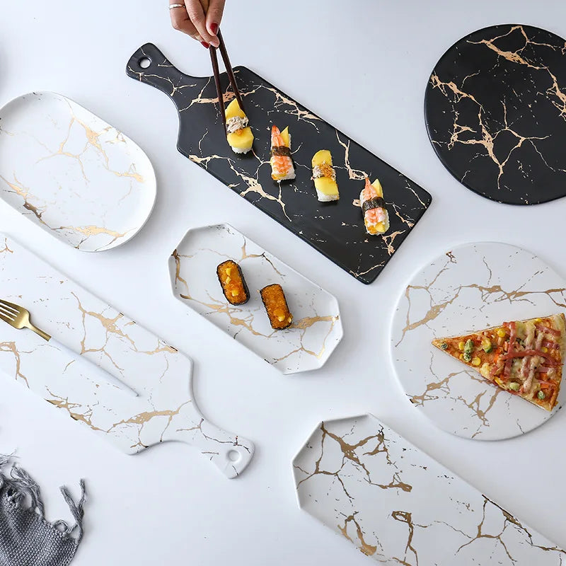 Vajilla de cerámica blanca, negra y dorada, ideal para pizza, postres, filetes y como bandeja decorativa.