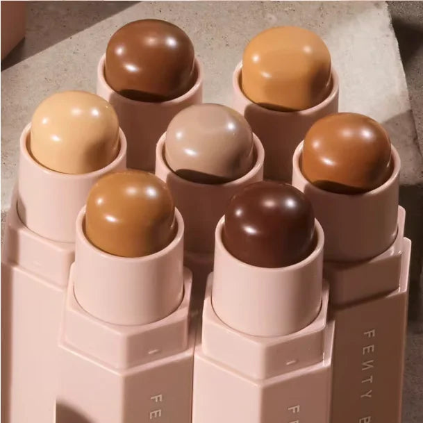 Maquillaje con barra de contorno multicolor de Fenty Beauty, corrector facial mate 3D Diamond Highlight, brillo labial a base de agua que no se desvanece.