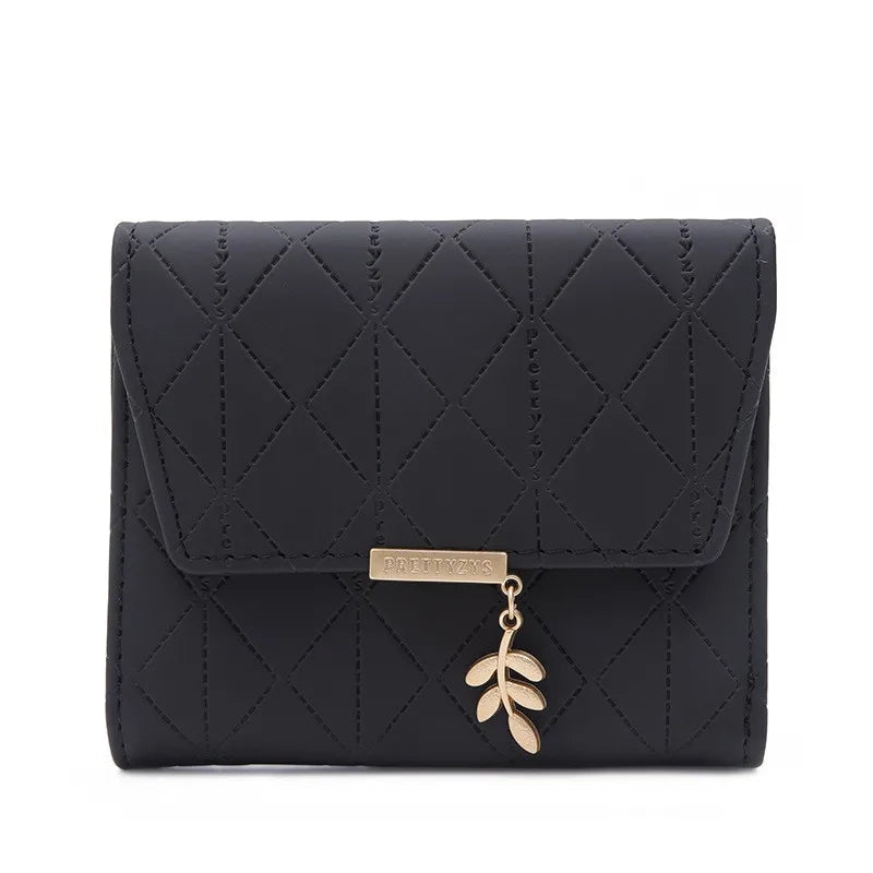 Cartera corta para mujer, nueva, de otoño e invierno, fabricada en Japón y Corea del Sur, pequeña, fresca, de PU, plegable, con colgante de hoja y tres pliegues.