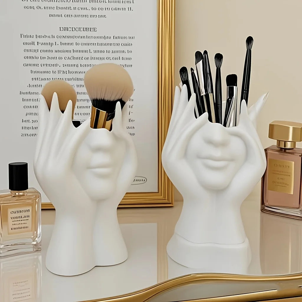 Este organizador de maquillaje es ligero, portátil y perfecto para usar en el escritorio y el baño, y permite guardar brochas y cosméticos.
