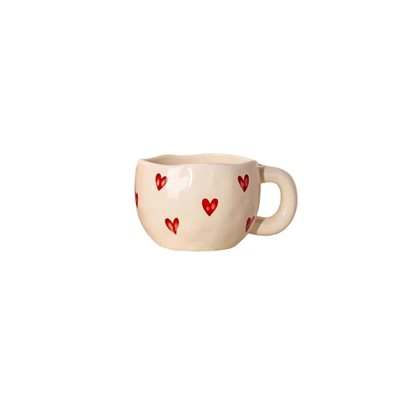 Taza de café de cerámica con diseño de corazón pintado a mano y asa para té con leche. Regalo romántico para parejas en San Valentín y aniversario.