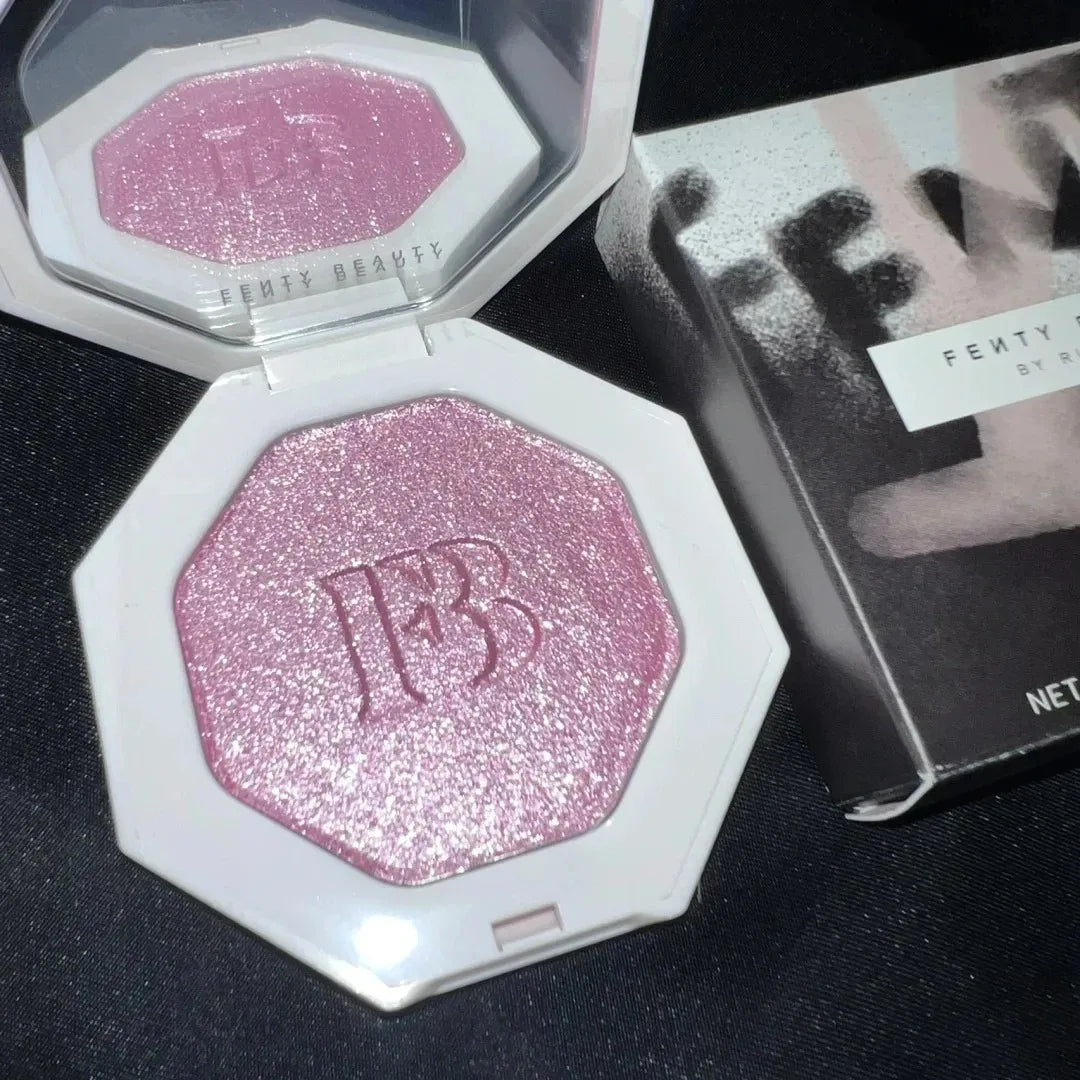 Maquillaje con barra de contorno multicolor de Fenty Beauty, corrector facial mate 3D Diamond Highlight, brillo labial a base de agua que no se desvanece.