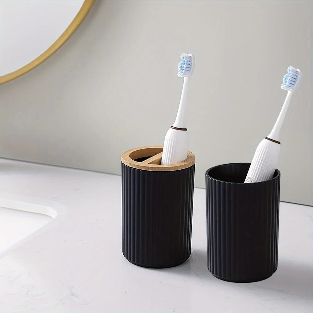 Juego de baño de 6 piezas con cubo de basura, portacepillos de dientes, dispensador de loción y jabón, jabonera, cepillo de inodoro y accesorios de baño.