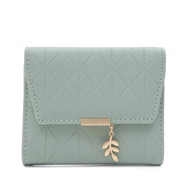 Cartera corta para mujer, nueva, de otoño e invierno, fabricada en Japón y Corea del Sur, pequeña, fresca, de PU, plegable, con colgante de hoja y tres pliegues.