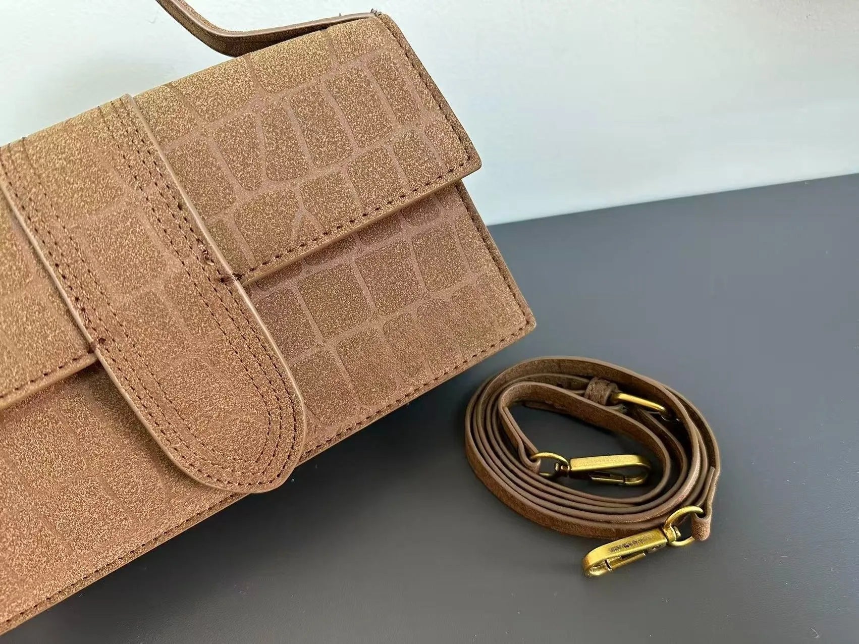 Bolso de mano para mujer de 24"Ja 2026, nuevo, de microfibra esmerilada con relieve, bandolera individual.