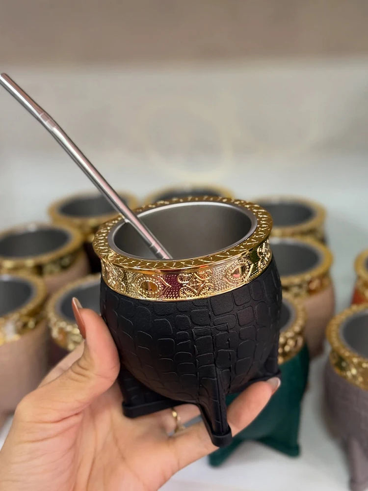 Juego de mate tradicional de 180 ml con taza de yerba mate de 180 ml, hecha a mano en cuero de primera calidad, estilo argentino-uruguayo, con bombilla.