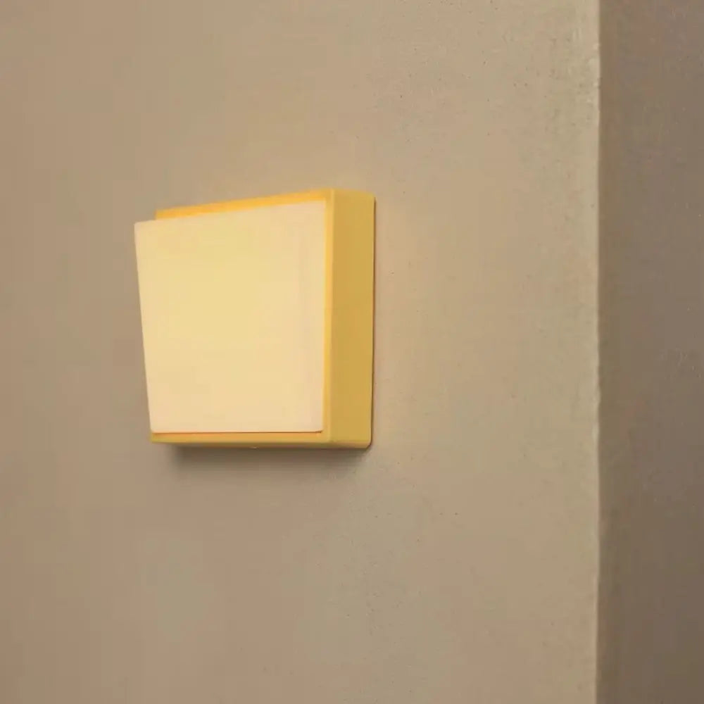 Luz nocturna LED con atenuación continua, protección ocular, succión magnética, diseño blanco y amarillo, carga USB.