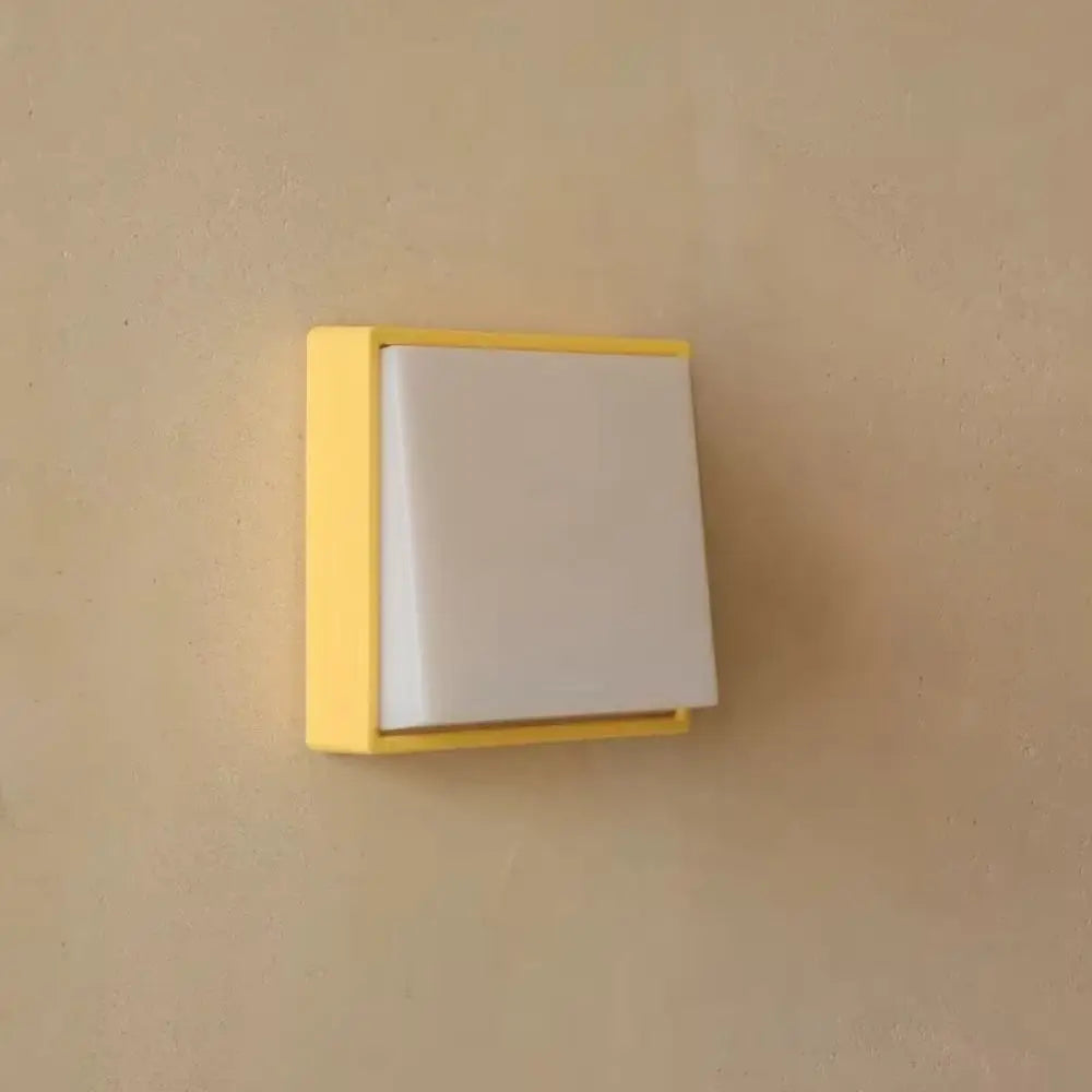 Luz nocturna LED con atenuación continua, protección ocular, succión magnética, diseño blanco y amarillo, carga USB.