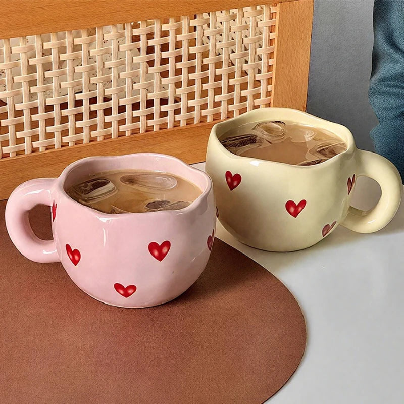 Taza de café de cerámica con diseño de corazón pintado a mano y asa para té con leche. Regalo romántico para parejas en San Valentín y aniversario.