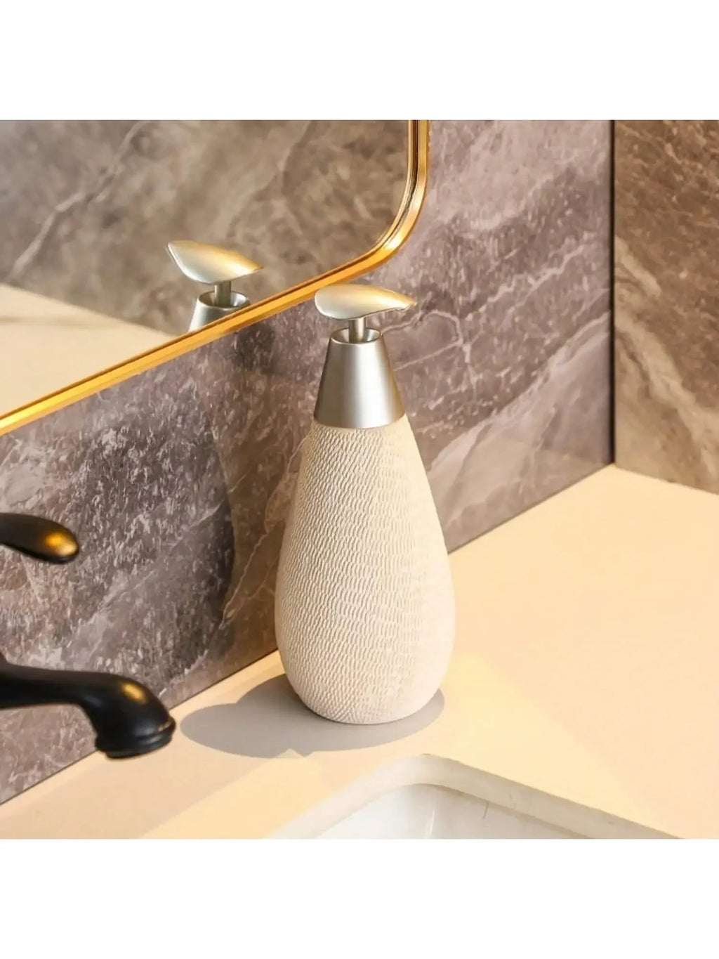 Dispensador de jabón cerámico de estilo retro con bomba, ideal para baños, cocinas y aseos.