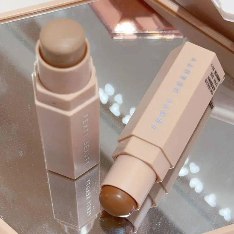Maquillaje con barra de contorno multicolor de Fenty Beauty, corrector facial mate 3D Diamond Highlight, brillo labial a base de agua que no se desvanece.