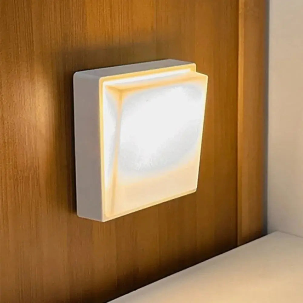 Luz nocturna LED con atenuación continua, protección ocular, succión magnética, diseño blanco y amarillo, carga USB.
