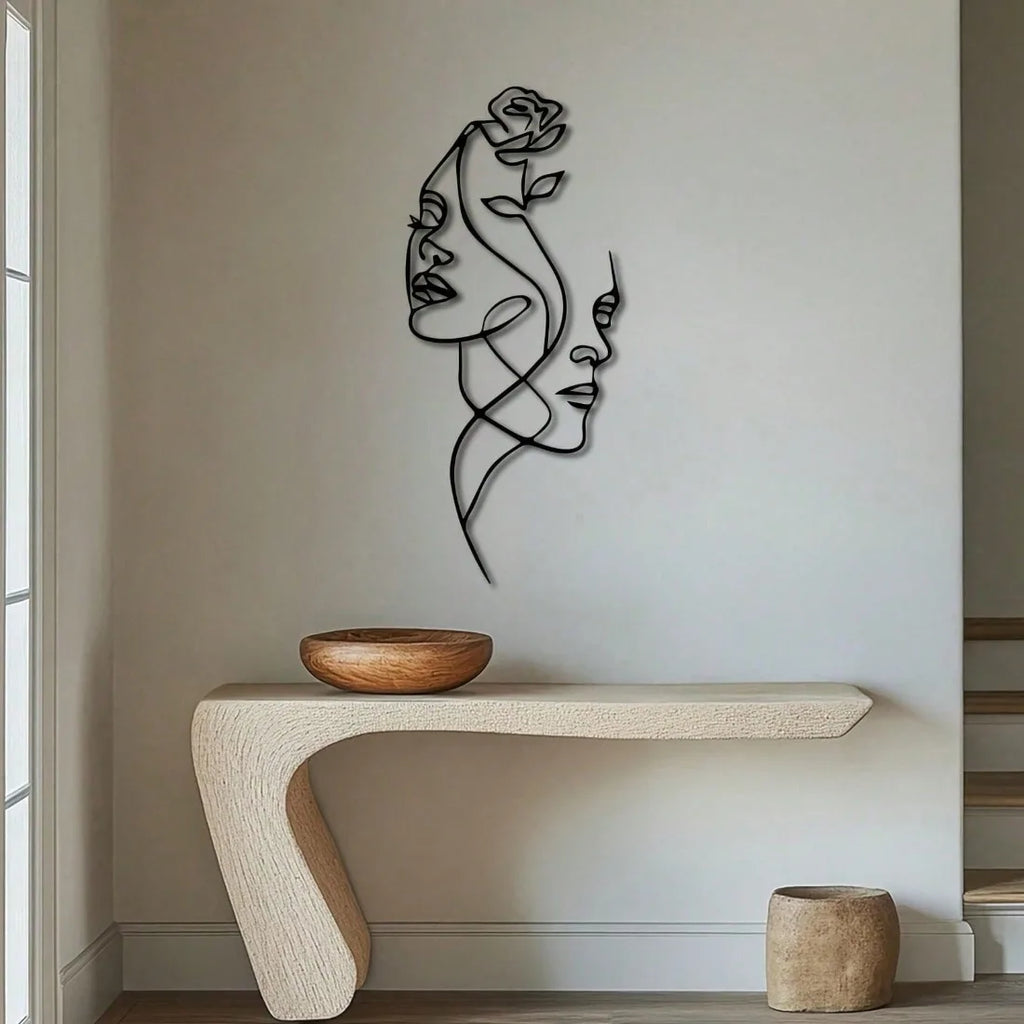 Silueta minimalista de pareja en metal para pared - Escultura abstracta romántica entrelazada con detalles florales, elegante y vertical.