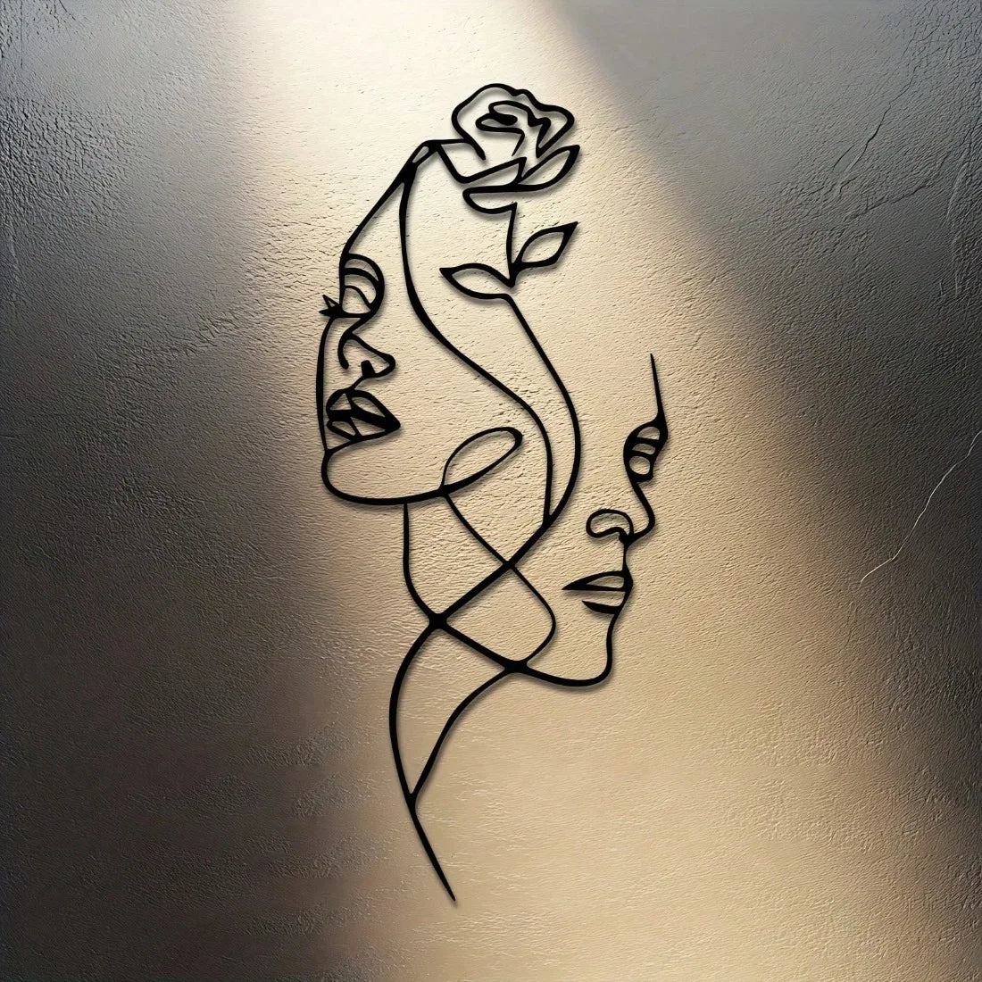 Silueta minimalista de pareja en metal para pared - Escultura abstracta romántica entrelazada con detalles florales, elegante y vertical.