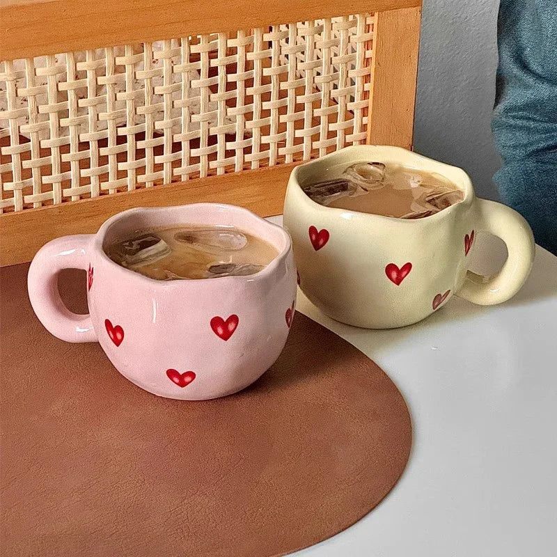 Taza de café de cerámica con diseño de corazón pintado a mano y asa para té con leche. Regalo romántico para parejas en San Valentín y aniversario.