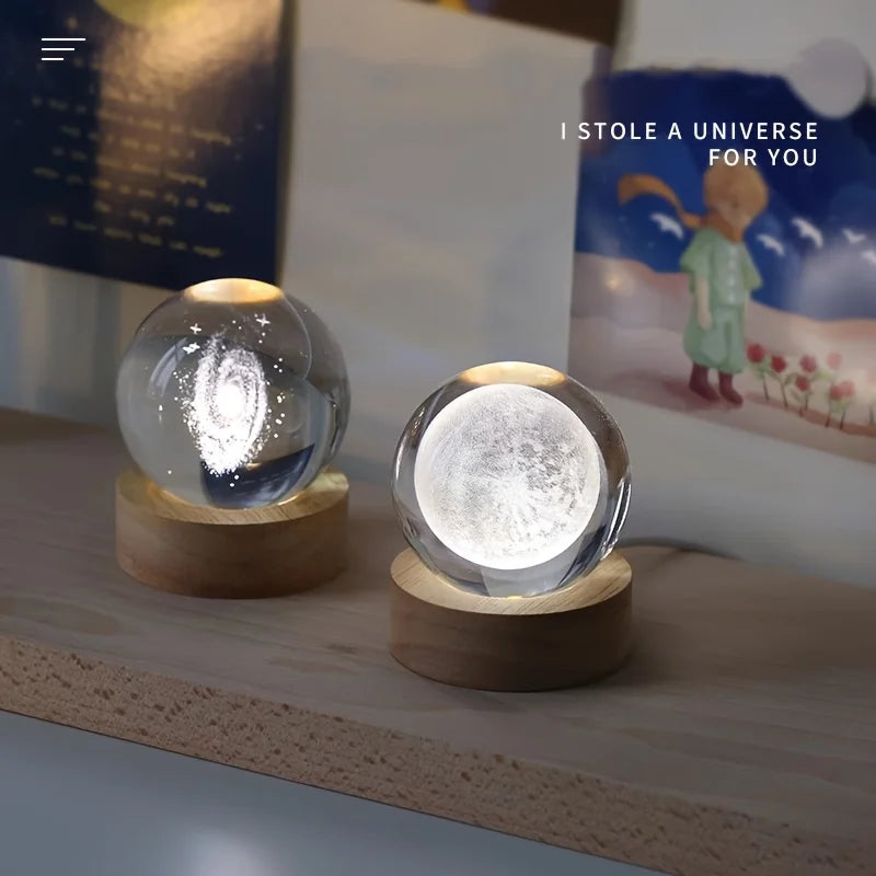 1 Pc Bola de Cristal de 6 cm Lámpara Nocturna Planeta Grabado con Láser Regalo de Cumpleaños Esfera de Vidrio Decoración de Escritorio para el Hogar con Base de Madera y USB